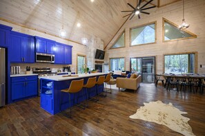 Refrigerador, microondas, horno, placa de cocina