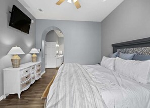 4 bedrooms, desk, iron/ironing board, free WiFi - Peaceful Lakefront Retreat - Dock, Kayak & Sunrise Views - Sleeps 12 (Runaway Bay)