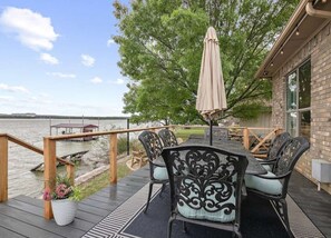 Outdoor dining - Waterfront Luxury Getaway for Gatherings - 180 Degree Views, Large Deck & Dock (Runaway Bay)