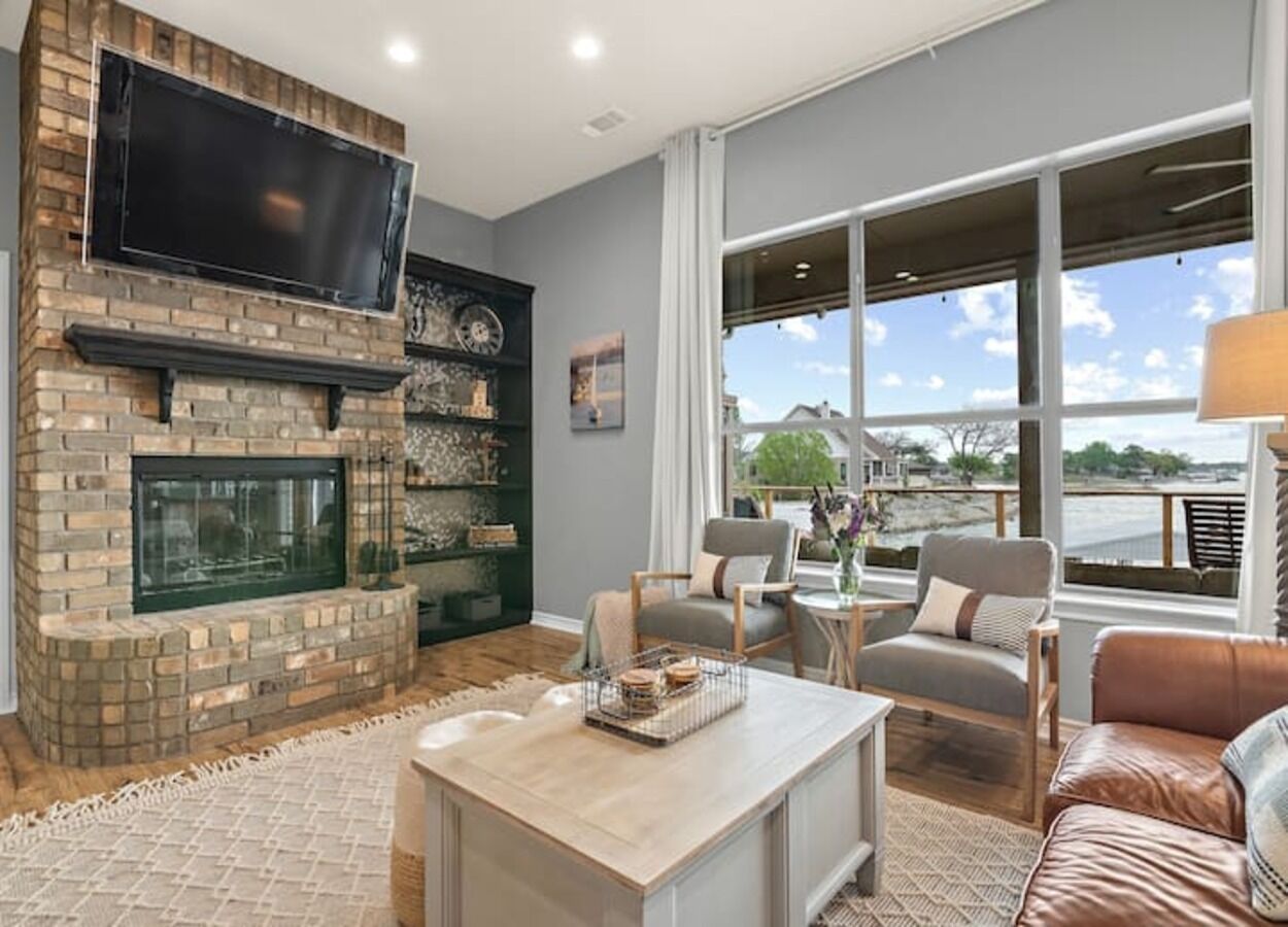 TV connectée, cheminée, livres