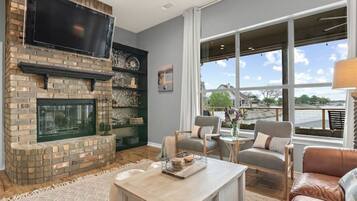 Smart-TV, peis og bøker