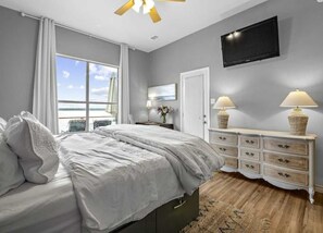 4 bedrooms, desk, iron/ironing board, free WiFi - Peaceful Lakefront Retreat - Dock, Kayak & Sunrise Views - Sleeps 12 (Runaway Bay)