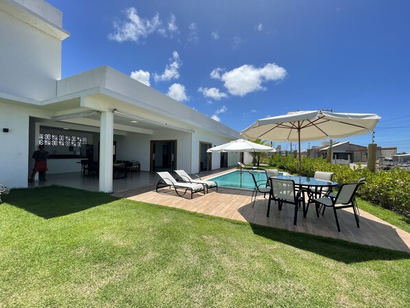 Front of property - Casa COMPLETA com Piscina 1 Min da Praia (Prado)