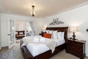 3 bedrooms, iron/ironing board, WiFi, bed sheets - Refreshed downtown home. Easy walk to Main St! (Montrose)