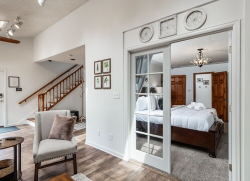 Refreshed downtown home. Easy walk to Main St!