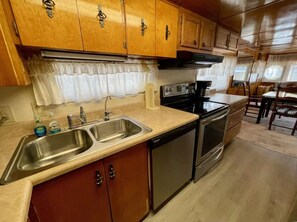 冷蔵庫、電子レンジ、オーブン、コンロ