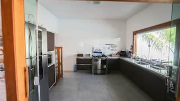 Pirainha Prado | Private kitchen | Full-sized fridge, microwave, oven, blender