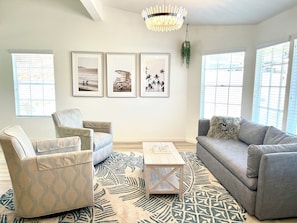 Smart TV, fireplace, books, streaming services