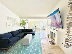 Smart-TV, Kamin, Bücher, Streaming-Dienste