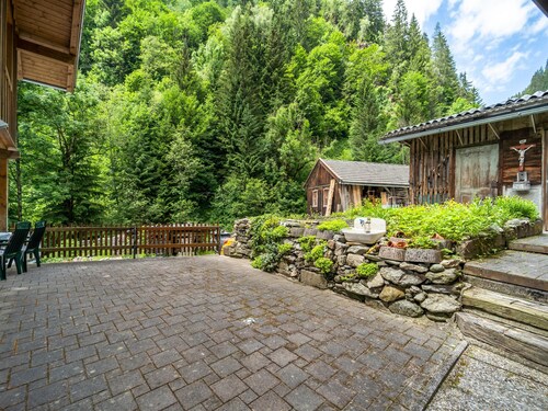 Ruhiges Ferienhaus mit großer Terrasse und Bad