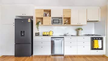 Frigorifero, microonde, forno, piano cottura