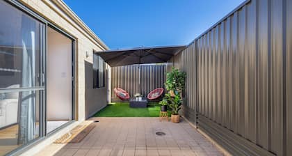 Sunny 1BR house, sleeps 4, near Fremantle, Fiona Stanley Hosp & Cockburn Getaway