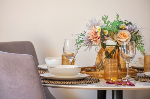 Sunny 1BR house, sleeps 4, near Fremantle, Fiona Stanley Hosp & Cockburn Getaway