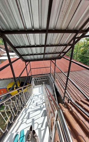 Vista frontal de la propiedad