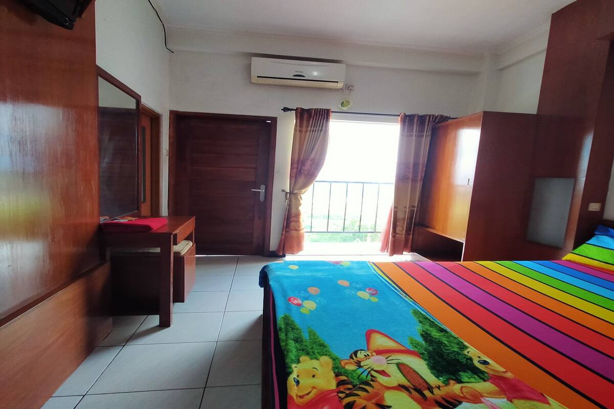 Habitación doble estándar | Escritorio y ropa de cama