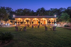 Deluxe kamer | Een bureau, een strijkplank/strijkijzer, wifi, beddengoed