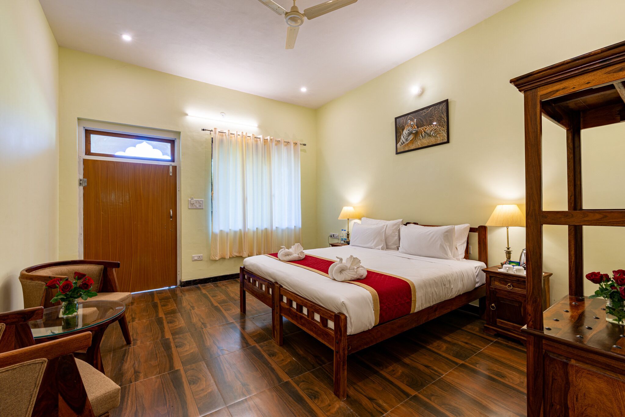 Desk, iron/ironing board, WiFi, bed sheets