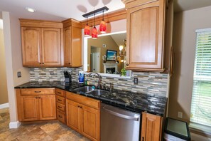 Kylskåp, mikrovågsugn, diskmaskin och kaffe- och tebryggare