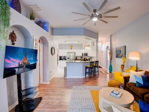 Smart TV, videogiochi, tavolo da calcetto, monitor per computer