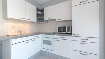 Een koelkast, een microgolfoven, een oven, een vaatwasser