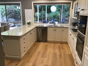 Fridge, microwave, oven, stovetop - "LobeGott" - Luxury 4 Bedroom, central location! (Lobethal)