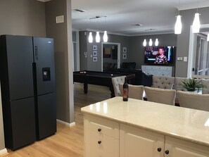 Fridge, microwave, oven, stovetop - "LobeGott" - Luxury 4 Bedroom, central location! (Lobethal)