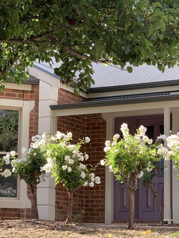 Exterior detail - "LobeGott" - Luxury 4 Bedroom, central location! (Lobethal)