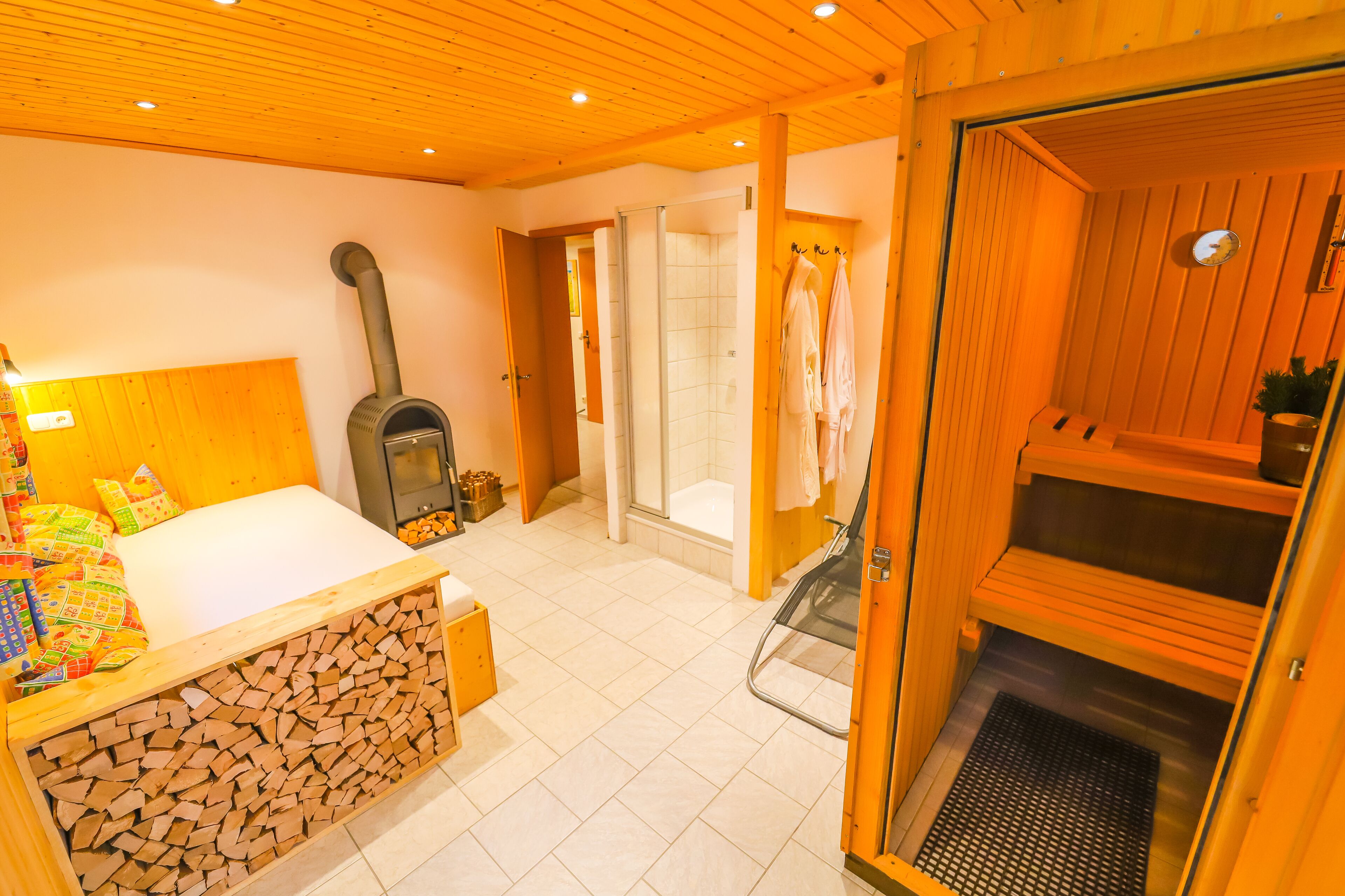 3 camere, una cassaforte in camera, una scrivania, ferro/asse da stiro