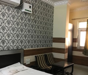 Free WiFi, bed sheets