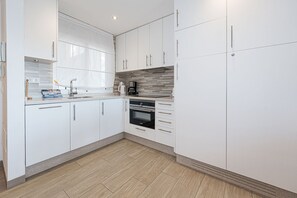 Kylskåp, mikrovågsugn, ugn och diskmaskin