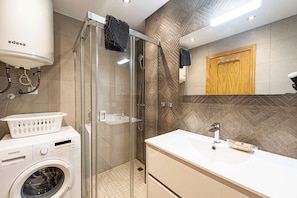 Shower, hair dryer, towels