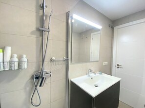 Douche, séchoir à cheveux, serviettes fournies