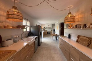 Kjøleskap, mikrobølgeovn, ovn og kokeplater