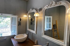 Combined shower/bathtub