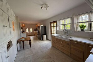 Refrigerador, microondas, horno y lavavajillas 