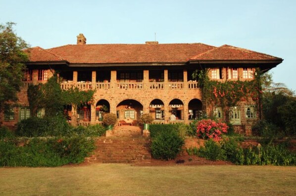Front of property - Deloraine House (Rongai)