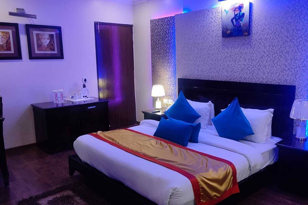 Basic Suite | Desk, WiFi (free), individually furnished, bed sheets