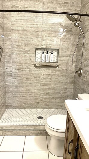 Dusche, Haartrockner, Handtücher, Seife