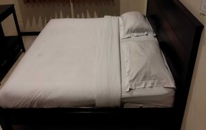Kahden hengen deluxe-huone | Työpöytä, vuodevaatteet