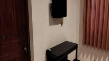 Deluxe Double Room | Desk, bed sheets