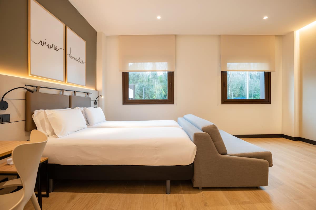Deluxe Room | In-room safe, desk, laptop workspace, soundproofing