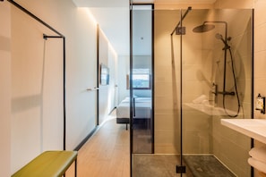 Chambre Supérieure | Salle de bain | Douche, douche à « effet pluie », serviettes fournies, savon