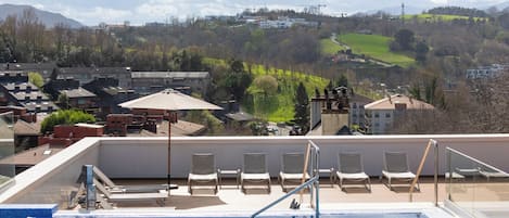 Sesongbasert utendørsbasseng, solsenger og badevakt