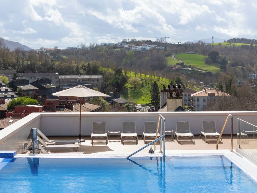 Piscine extérieure (ouverte en saison), chaises longues