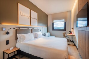 高级房 | 客房内保险箱、特色家居、办公桌、笔记本电脑工作区