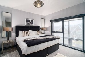 2 bedrooms, desk, iron/ironing board, WiFi