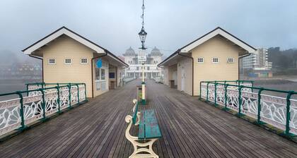 Luxury 2 Bed Duplex Apt w/Balcony, Gym & Parking