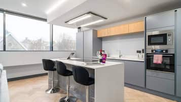 Jääkaappi, mikroaaltouuni, uuni, liesi