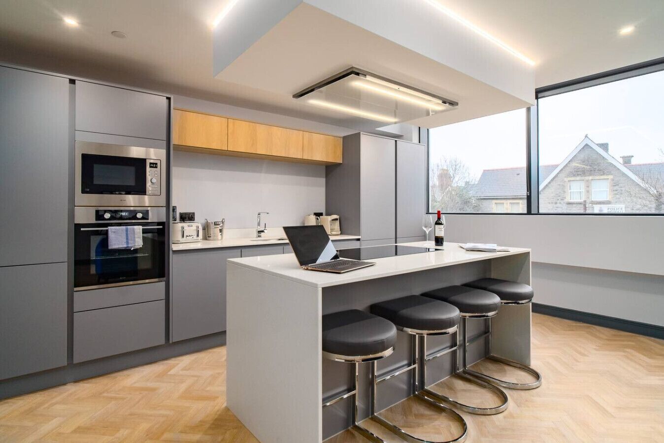 Coffee/tea maker, fridge, microwave, oven