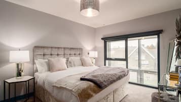 2 bedrooms, desk, iron/ironing board, WiFi